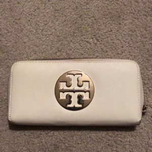 Tory Burch wallet. Great condition.